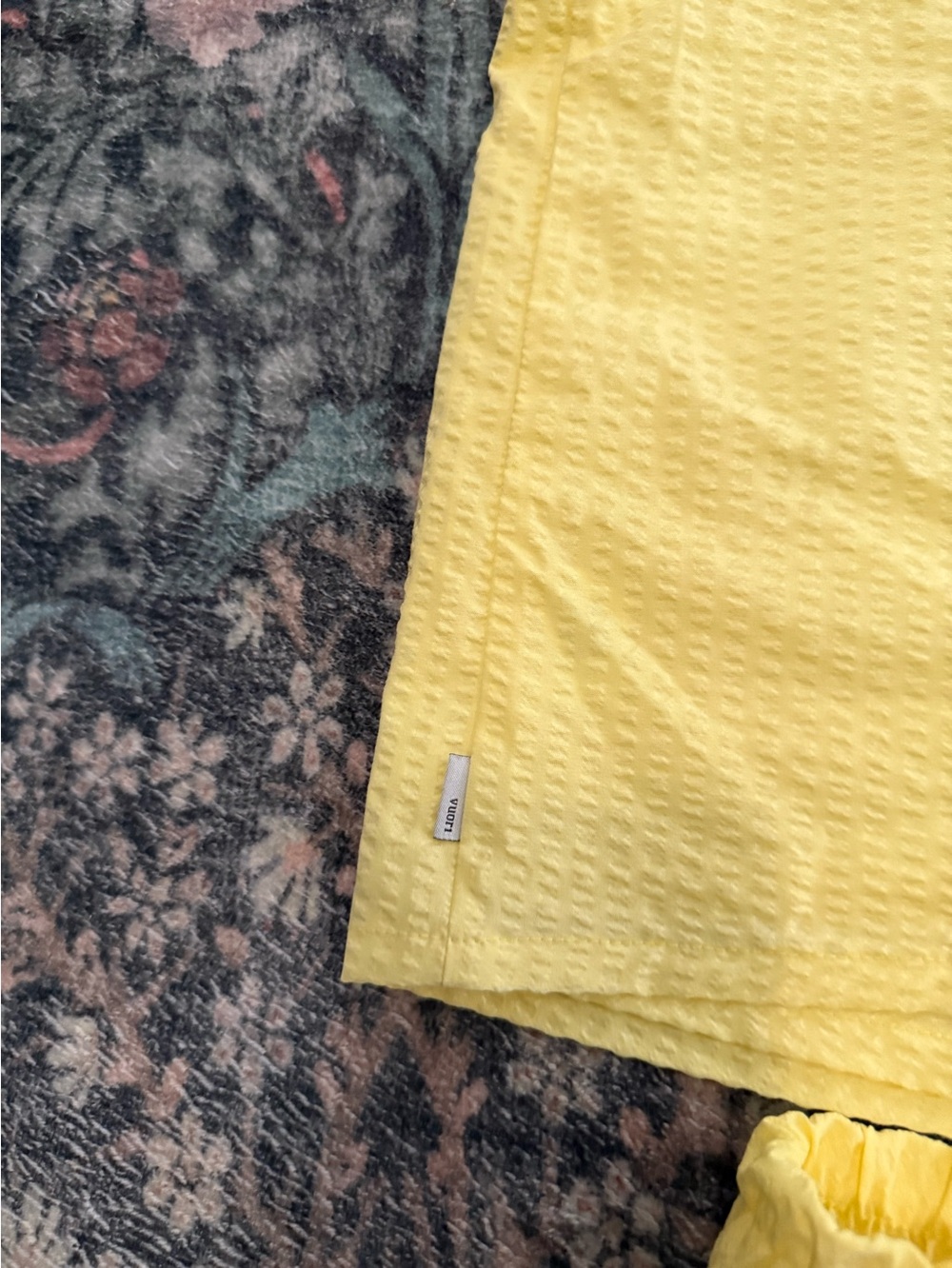 Vuori Villa Textured Cropped V Neck Tank Top & Shorts Sunlight Collection XL - Picture 3 of 7